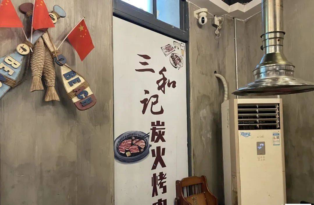 被树挡住的烤肉店，后续来了！老板怒开第二家店，还是被树挡住？网友：你是懂设计的…