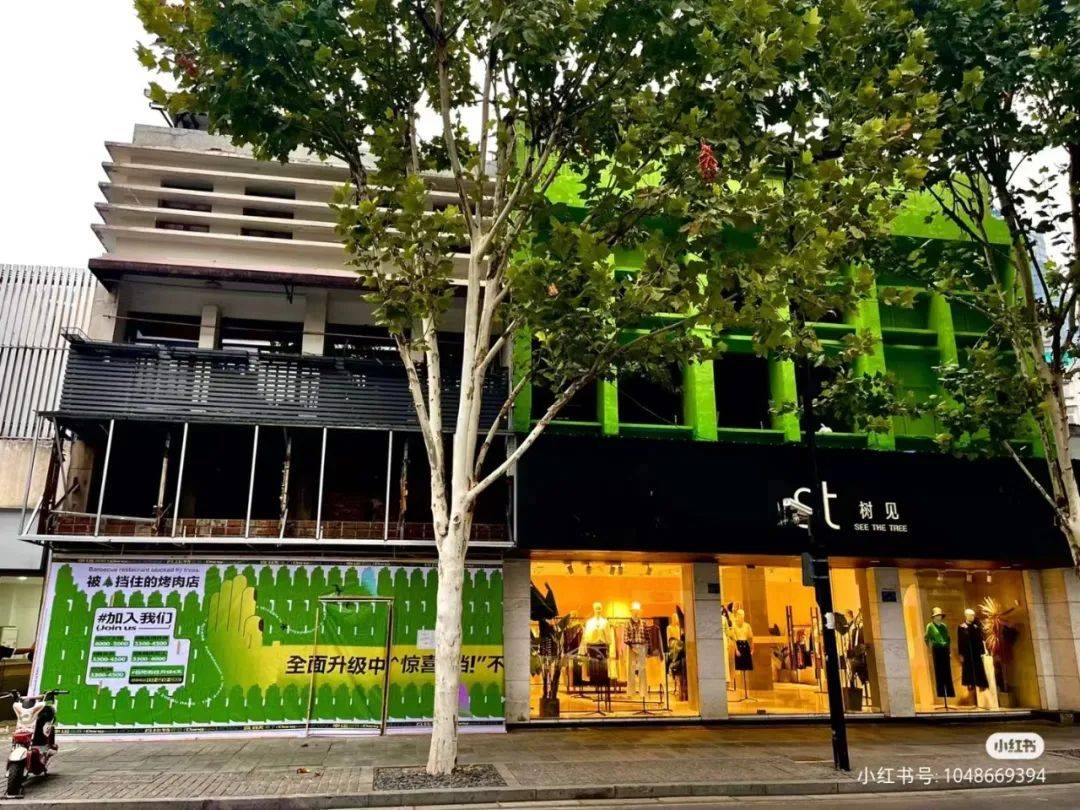 被树挡住的烤肉店，后续来了！老板怒开第二家店，还是被树挡住？网友：你是懂设计的…