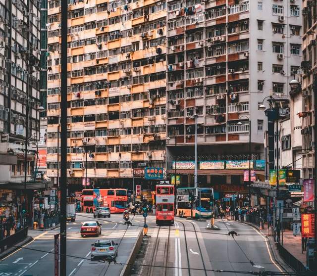 抢人”半年，香港仍然“缺人”