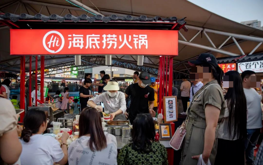 花式“抢人”的海底捞又行了？